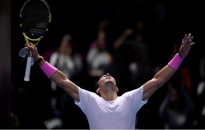 الإسباني رفائيل نادال يحتفل بالفوز ضد الروسي دانييل ميدفيديف في لندن. تصوير: توبي ميلفيل - رويترز.